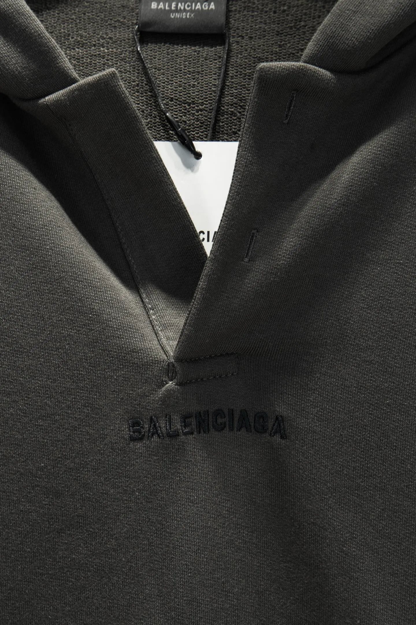 Style number: 5213#P154 🆕Balenciaga 26ss New Arrival open-chest embroidered hooded sweatshirt. The os version is really charming. Balenciaga is also really unique. The new styles of each season are made to the extreme. It is very practical and can be worn casually✔️ - ⚠️100% cotton Made of custom-dyed terry cotton sweatshirt surface, 420g double-ply double yarn, comfortable to the touch. It is made of imported knitting needle carded cotton. The thickness is moderate, drapey and contoured, and the upper body is comfortable! ! It is very tolerant to fat body types and can instantly lose five pounds after wearing it! Front panel #Back panel embroidery elements# The English letters are arranged artistically. Imported Tajima high-density heavy-duty embroidery technology. The fonts are three-dimensional and full. The chest-opening elements are added to the body, which greatly increases the interest of the clothing; unique visual effects. Hem Loose closing Double-layer fabric Good closing effect Exquisite hemming Color: Reactive black High-grade gray Gray white Size: XS-S-M-L